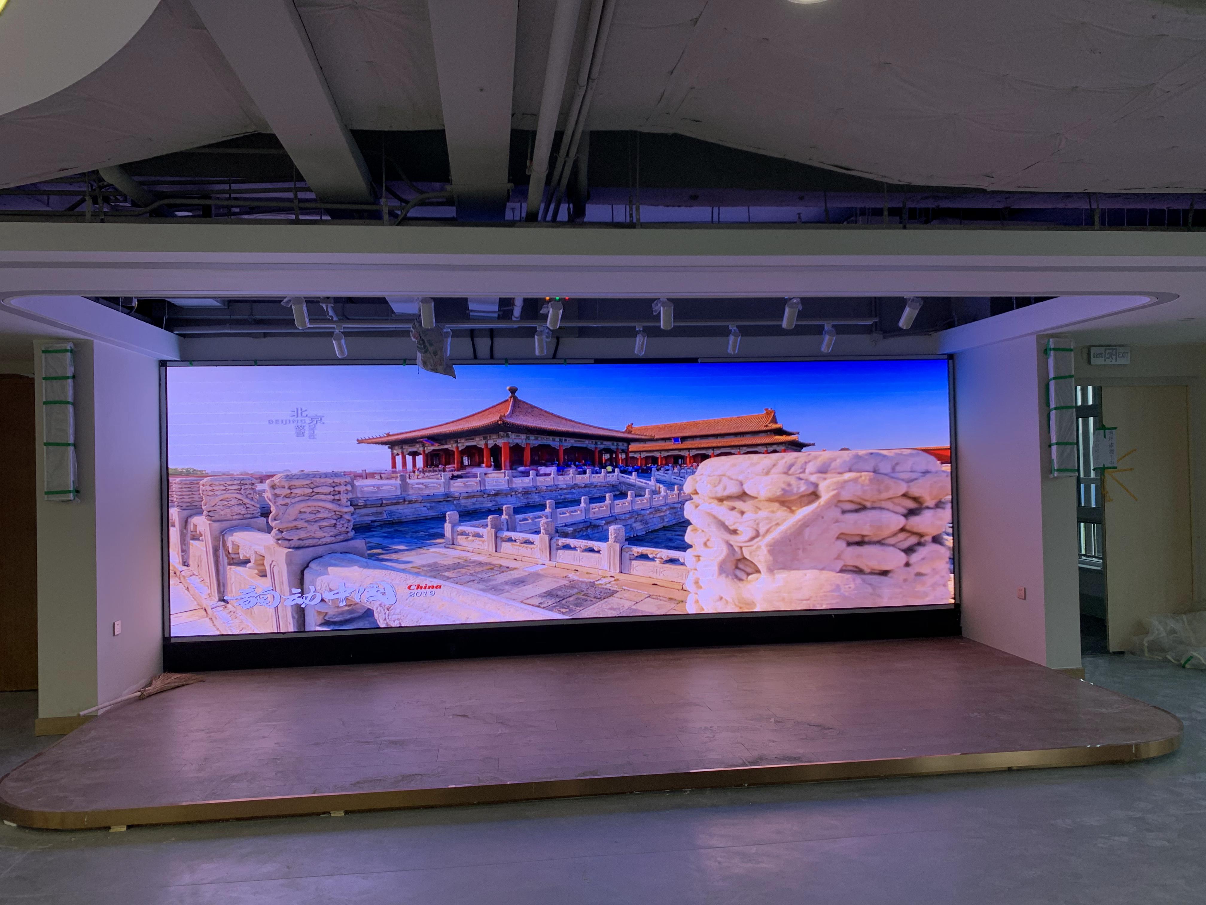 不同類型的LED芯片（如國產、進口）對顯示屏的壽命和穩(wěn)定性有哪些影響？